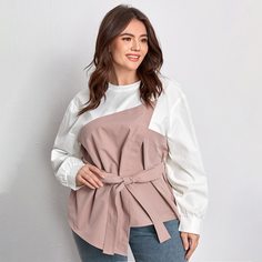 Двухцветная асимметричная блузка размера плюс с поясом Shein