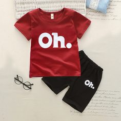 Футболка с текстовым рисунком и спортивные шорты для мальчиков Shein