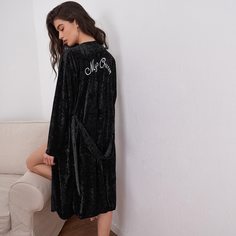 Бархатный ночной халат с поясом и текстовой вышивкой Shein