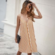 Платье на бретельках в полоску с пуговицами Shein