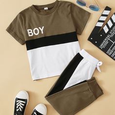 Контрастная футболка и спортивные брюки для мальчиков Shein