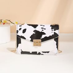 Сумка через плечо с коровьим узором Shein