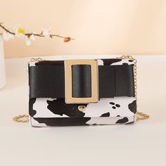 Сумка через плечо с коровьим узором Shein