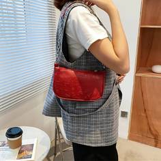 Сумка на плечо с цепочкой и мультипликационным тиснением Shein