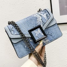 Сумка на плечо с цепочкой и змеиным тиснением Shein
