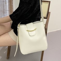 Сумка через плечо с металлическим декором Shein