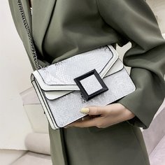 Сумка на плечо с цепочкой и змеиным тиснением Shein