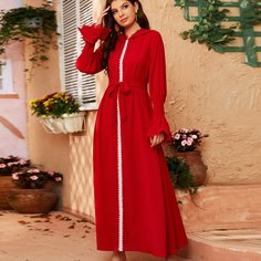 Платье с поясом, капюшоном и кружевной отделкой Shein