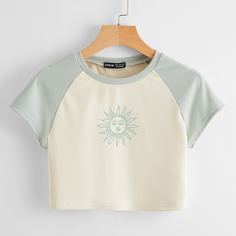 Короткая футболка в рубчик с принтом солнца Shein