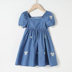 Джинсовое платье с цветочной вышивкой для девочек Shein