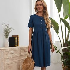 Однотонное платье с пуговицами Shein