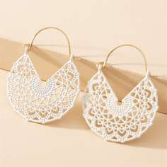 Полые серьги-кольца с узором цветка Shein