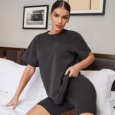 Однотонный топ с круглым воротником и байкерские шорты Shein