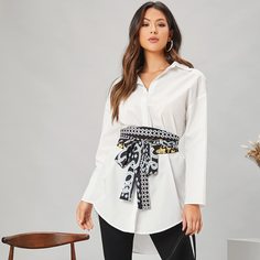 Однотонная блузка с поясом и принтом шарфа Shein