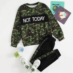 Пуловер с текстовым принтом и спортивные брюки с камуфляжным принтом для мальчиков Shein
