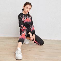 Спортивные брюки и короткий пуловер с принтом "пламя" для девочек Shein