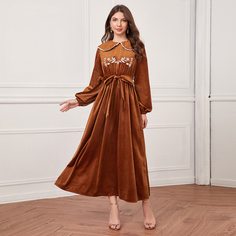Вельветовое платье с поясом и вышивкой Shein