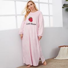 Фланелевая пижама большого размера с вышивкой клубники и букв с боковыми разрезами Shein