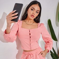 Однобортная однотонная футболка с оригинальным рукавом Shein