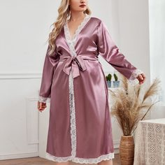 Атласный халат размера плюс с поясом и кружевной отделкой Shein