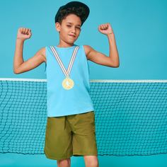 Майка с принтом персонажа и спортивные шорты для мальчиков Shein