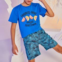 Шорты и футболка с графическим принтом для мальчиков Shein