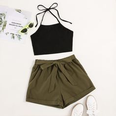 Шорты и топ-халтер с открытой спиной Shein