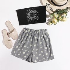 Короткий топ с текстовым принтом и шорты с принтом маргаритки Shein