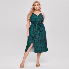 Платье размера плюс на бретельках с поясом и принтом Shein