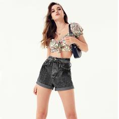 Джинсовые шорты с карманом Shein