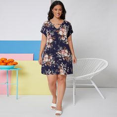 Платье размера плюс с v-образным воротником и ботаническим принтом Shein