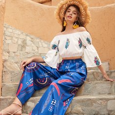 Короткий топ с открытыми плечами и шировие брюки с геометрическим принтом Shein