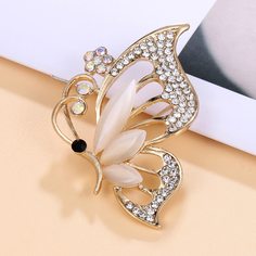 Брошь в форме бабочки со стразами Shein