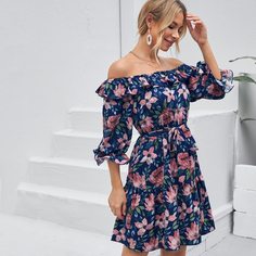 Платье с поясом, открытыми плечами и цветочным принтом Shein