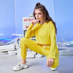 Короткая футболка и спортивные брюки Shein