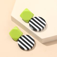 Геометрические серьги из смолы Shein