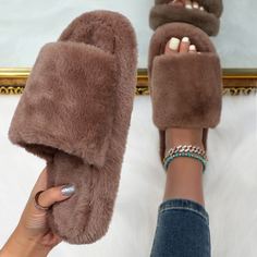 Плюшевые шлепанцы Shein
