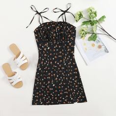 Платье на бретельках со сборкой и цветочным принтом Shein