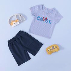 Футболка с оригинальным рисунком и шорты для мальчиков Shein