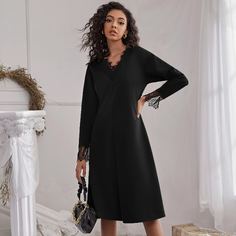 Платье с кружевной отделкой Shein