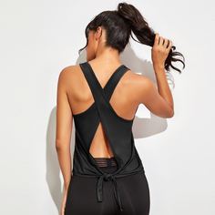 Спортивный топ с открытой спиной и узлом сзади Shein