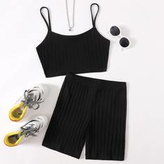 Однотонная короткая майка и байкерские шорты Shein