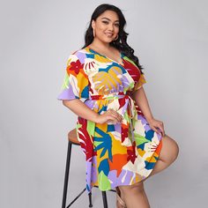 Платье размера плюс с цветочным принтом и поясом Shein