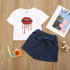 Футболка с принтом губ и джинсовые шорты с поясом для девочек Shein