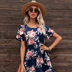 Платье с цветочным принтом и поясом Shein