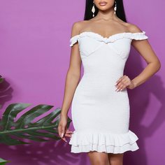 Платье с открытыми плечами и оборкой Shein