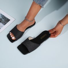 Сандалии-шлепанцы с блестящим декором Shein