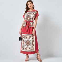 Оригинальное платье с поясом и принтом Shein