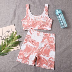 Спортивный бюстгальтер и велошорты с мраморным принтом Shein