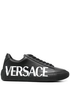 Versace кроссовки с логотипом и узором Greca